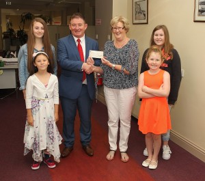 John Gallagher of Cathedral Financial Consultants presents a cheque to Theresa Russell from Julianstown. Theresa is accompanied by her grandaughters Emily, Ruth, Ava and Risa.